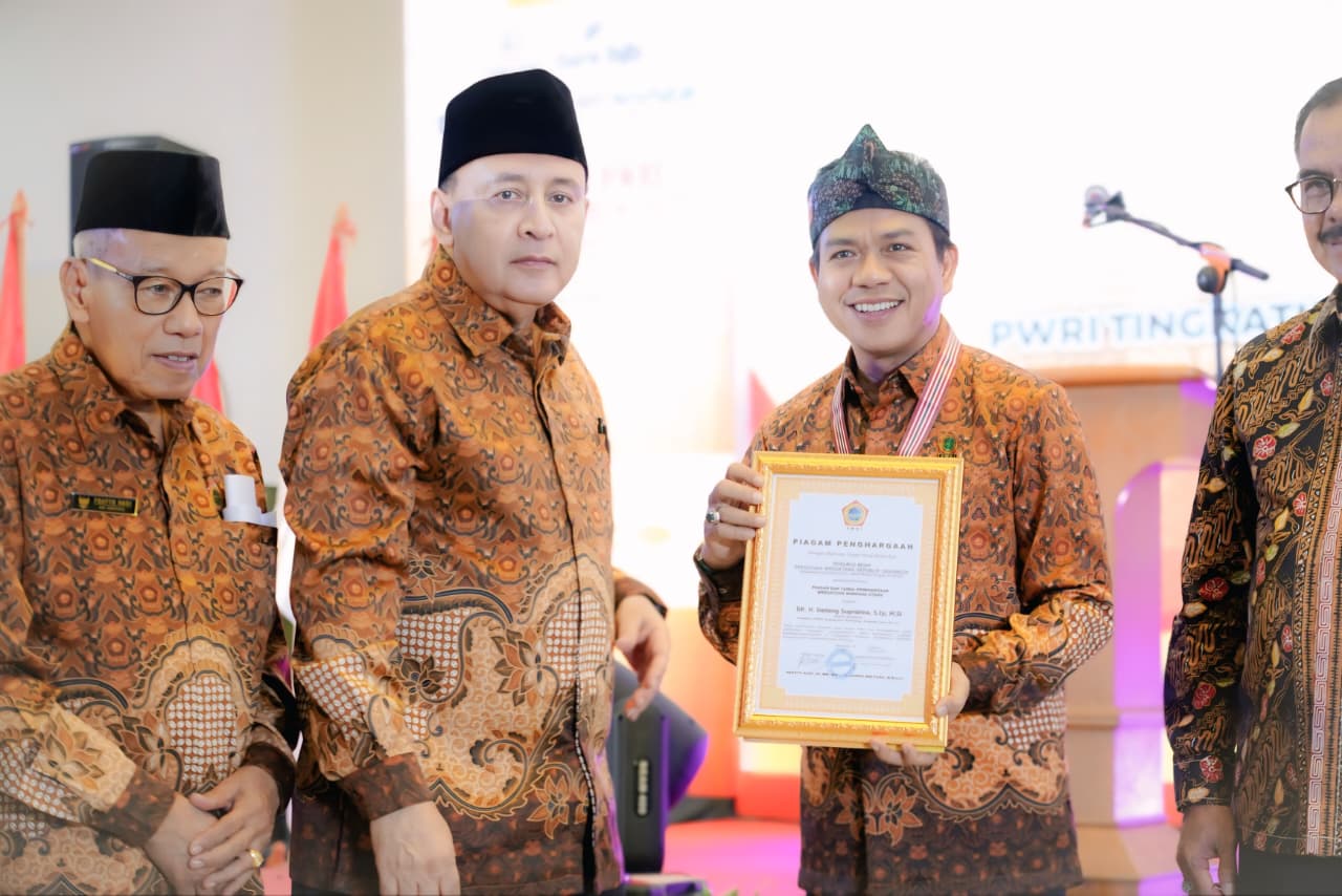 Bupati Bandung Dianugerahi Tanda Kehormatan Wredatama Nugraha Utama